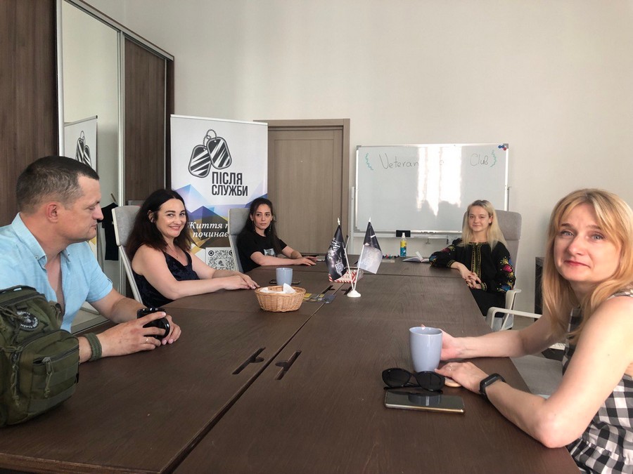 Англомовний розмовний клуб - «ветерани говорять»





